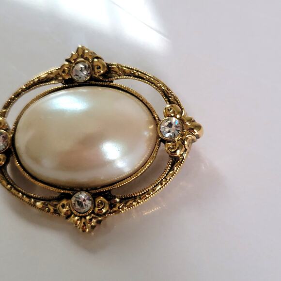 Vintage 1928 Jewelry Co Brooch Oval Faux Pearl Cabochon Rhinestone Gold Tone - Picture 3 of 8